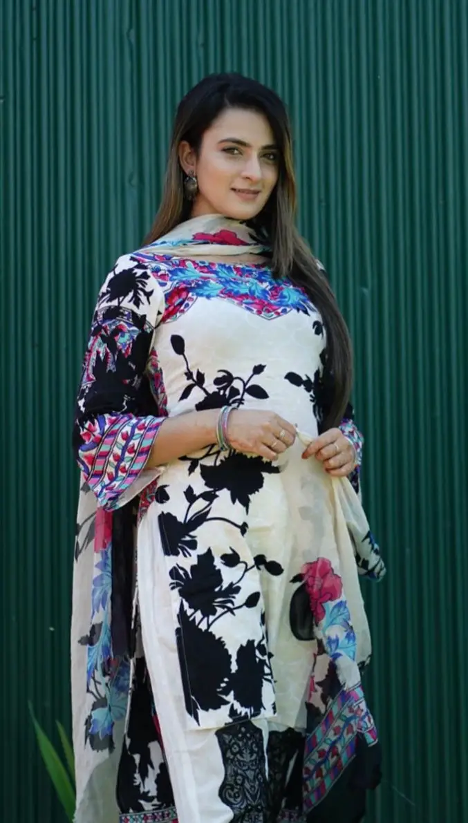 Ayesha Kapoor Model Profile Photo